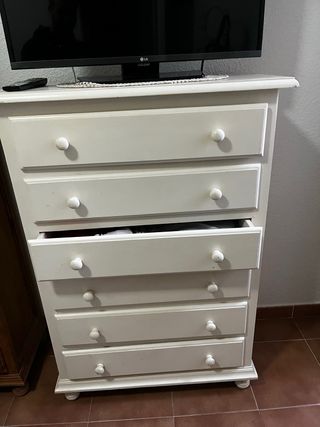Cómoda blanca de madera