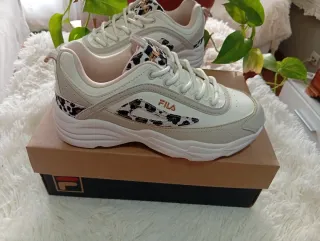Zapatillas Fila Beige y Blancas