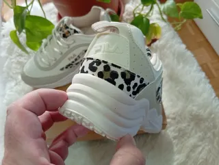 Zapatillas Fila Beige y Blancas