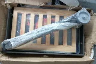 Barbacoa con ruedas y parrilla de hierro