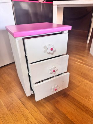 Escritorio infantil con cajones rosas