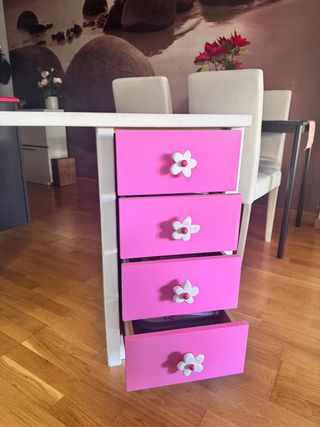 Escritorio infantil con cajones rosas