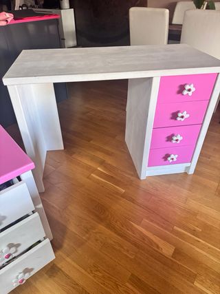 Escritorio infantil con cajones rosas