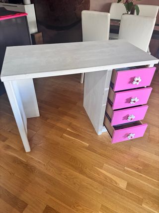 Escritorio infantil con cajones rosas
