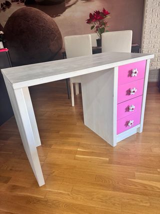 Escritorio infantil con cajones rosas