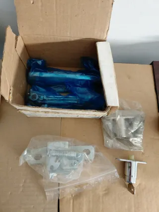 Manetas y cerraduras Seat 124/1430 NUEVAS.