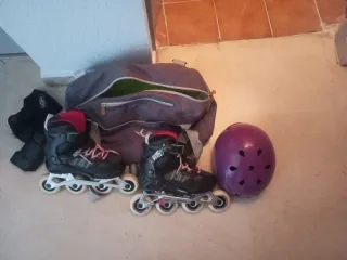 Casco, patines y bolsa