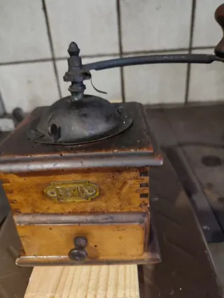 Molinillo de café de madera antiguo