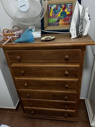 Cómoda de madera marrón