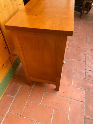 Mesita de noche antigua de madera