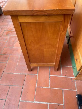 Mesita de noche antigua de madera