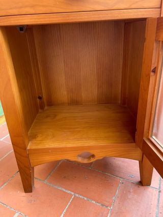 Mesita de noche antigua de madera