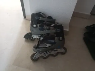 Patines en línea grises y negros