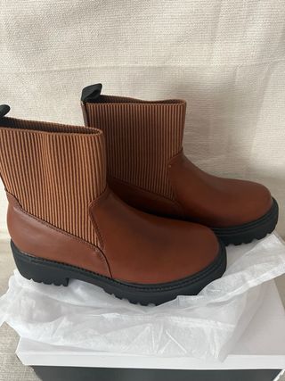 Botas marrones con suela gruesa