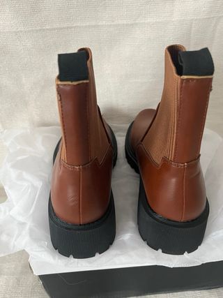 Botas marrones con suela gruesa