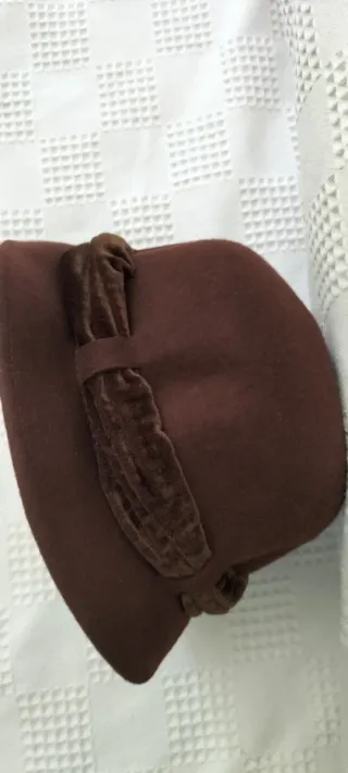 Sombrero marca Jamir, de fieltro marrón.