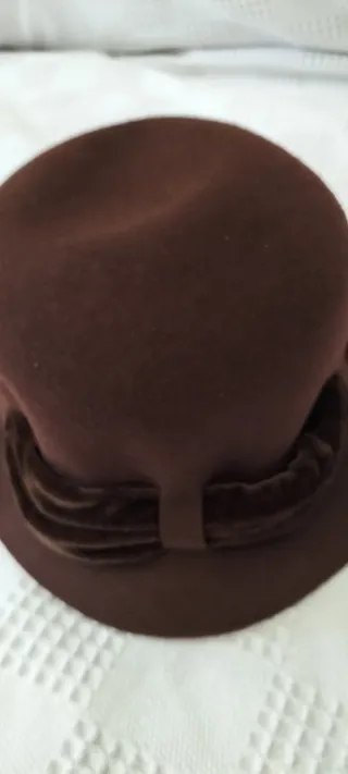 Sombrero marca Jamir, de fieltro marrón.