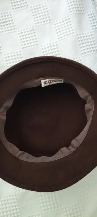 Sombrero marca Jamir, de fieltro marrón.