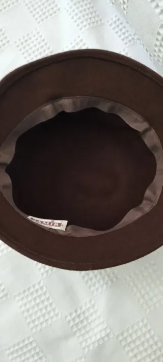 Sombrero marca Jamir, de fieltro marrón.