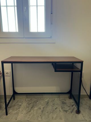 Escritorio estilo industrial madera y metalFJÄLLBO