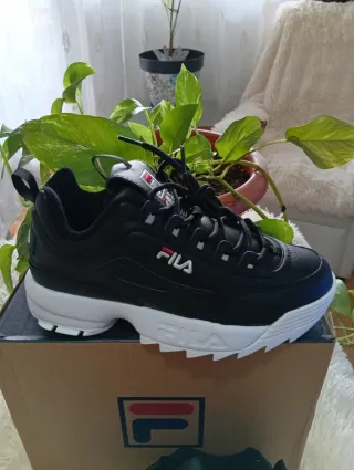 Zapatillas Fila Talla 38 Negras y Blancas