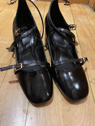 Zapatos negros charol tacón