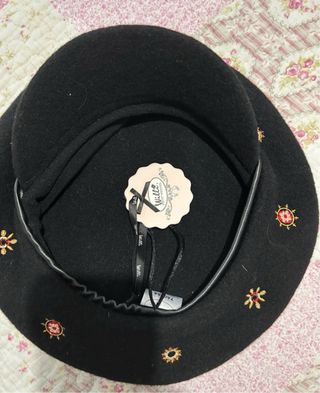 Gorra negra bordada hecha a mano