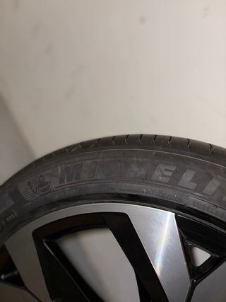 Juego llantas con neumáticos Michelin-NEGOCIABLE