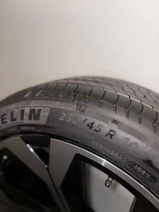 Juego llantas con neumáticos Michelin-NEGOCIABLE