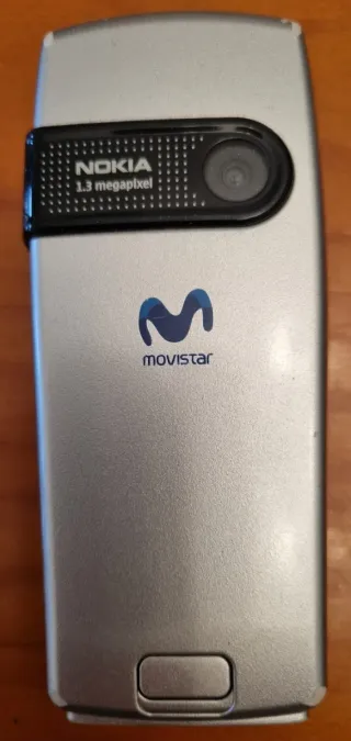 Nokia 6230i con cargador y auriculares