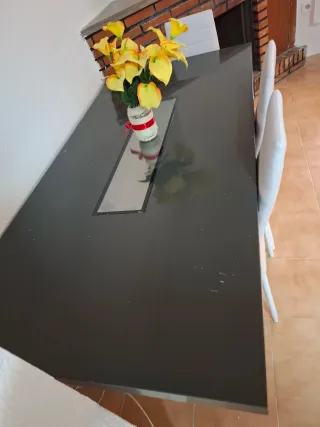 Mesa de comedor negra con detalles