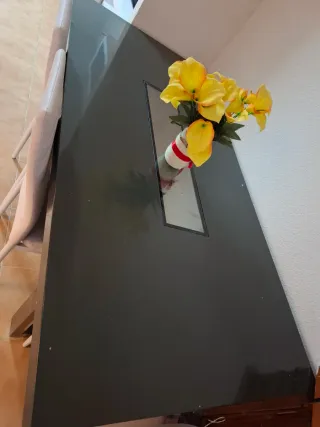 Mesa de comedor negra con detalles