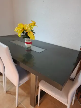 Mesa de comedor negra con detalles