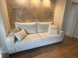 Sofá de tela beige