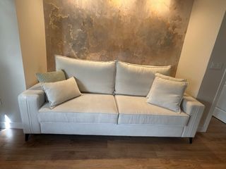 Sofá de tela beige