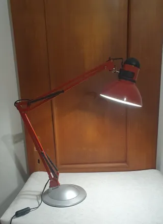 Lampada da tavolo snodabile rossa