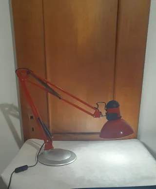 Lampada da tavolo snodabile rossa