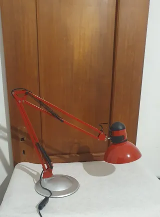 Lampada da tavolo snodabile rossa