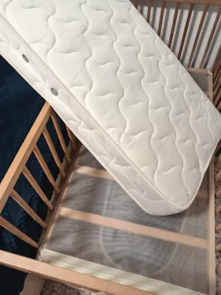 Cuna de bebé de madera y el colchón
