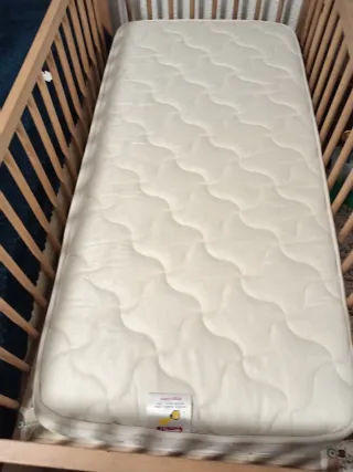 Cuna de bebé de madera y el colchón