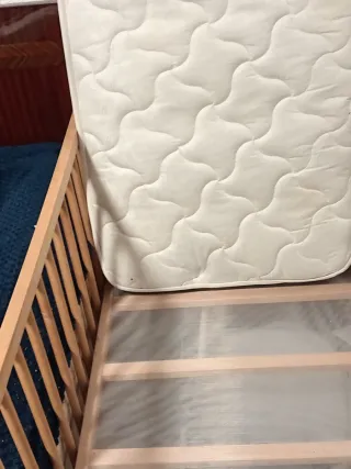 Cuna de bebé de madera y el colchón