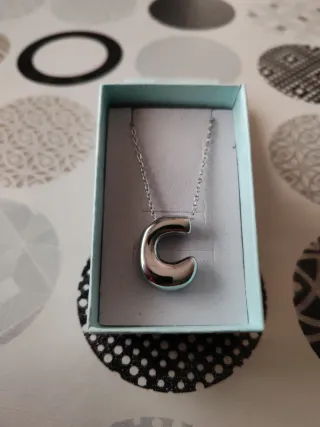 Collar letra C acero plateado