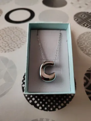 Collar letra C acero plateado