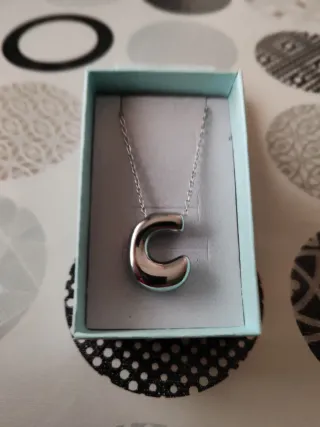Collar letra C acero plateado