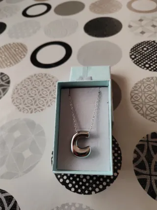 Collar letra C acero plateado