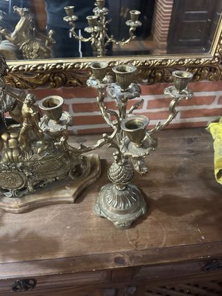 Reloj antiguo con candelabros
