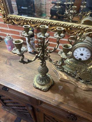 Reloj antiguo con candelabros