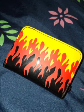 Cartera monedero con diseño de llamas