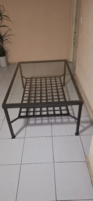 Mesa de centro metálica y cristal para terraza