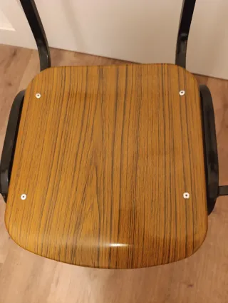 Sillas metálicas con asiento y respaldo de madera